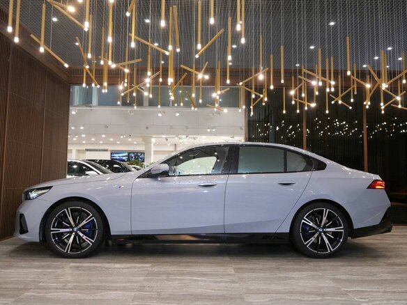 2024 BMW 5 серии 530i xDrive VIII (G60/G61/G68), серый - вид 5