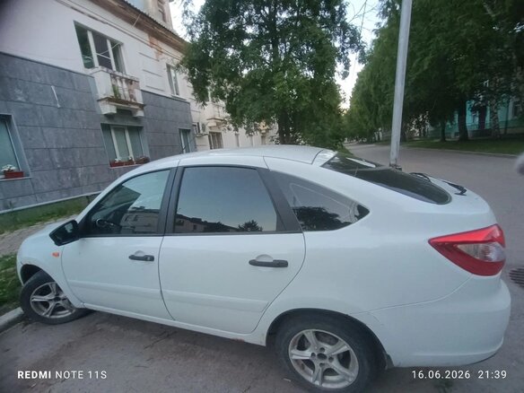 2014 Lada (ВАЗ) Granta I, белый, 400000 рублей - вид 2