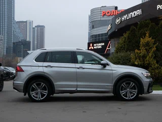 2018 Volkswagen Tiguan II, серебристый, 2998000 рублей, вид 3
