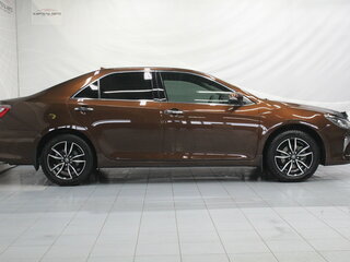 2017 Toyota Camry VII (XV50) Рестайлинг 2, коричневый, 2050000 рублей, вид 4