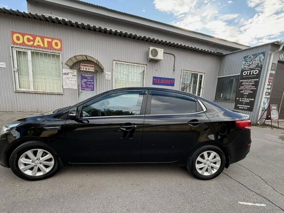 2016 Kia Rio III Рестайлинг, чёрный, 850000 рублей - вид 2
