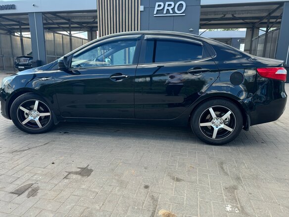 2014 Kia Rio 6-speed III, чёрный, 750000 рублей - вид 4