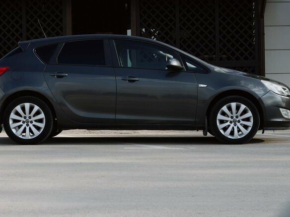 2011 Opel Astra J, серый, 690000 рублей - вид 3