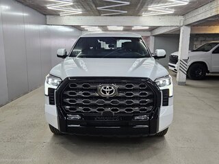 2022 Toyota Tundra CrewMax III, белый, 6750000 рублей, вид 1