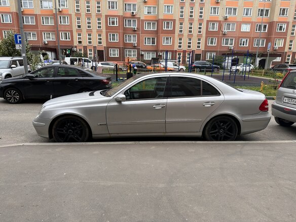 2002 Mercedes-Benz E-Класс 320 III (W211, S211), серебристый, 450000 рублей - вид 1