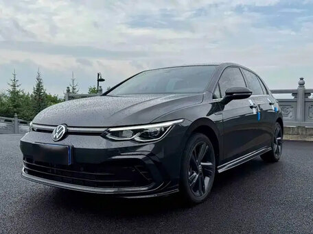 2023 Volkswagen Golf VIII, чёрный, 1860000 рублей, вид 1