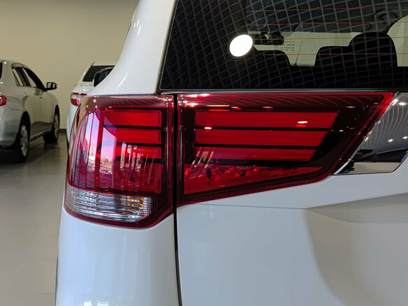 2017 Mitsubishi Outlander III Рестайлинг 2, белый, 1750000 рублей - вид 8