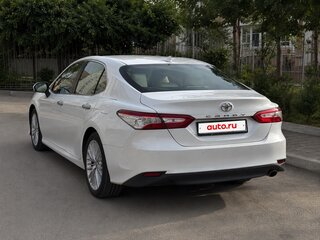 2020 Toyota Camry VIII (XV70), белый, 2500000 рублей, вид 3