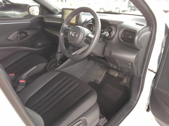 2023 Toyota Yaris IV, белый, 1060000 рублей - вид 9