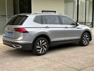 2023 Volkswagen Tiguan Allspace II Рестайлинг, серебристый, 2376555 рублей, вид 4