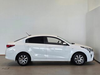 2022 Kia Rio IV Рестайлинг, белый, 1670000 рублей, вид 4