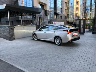 2019 Toyota Prius IV Рестайлинг (XW50), серебристый, 1947000 рублей, вид 5