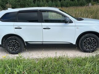 2019 Mitsubishi Outlander III Рестайлинг 3, белый, 1350000 рублей, вид 2