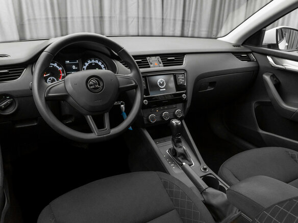 2019 Skoda Octavia III (A7) Рестайлинг, белый, 1525000 рублей - вид 6