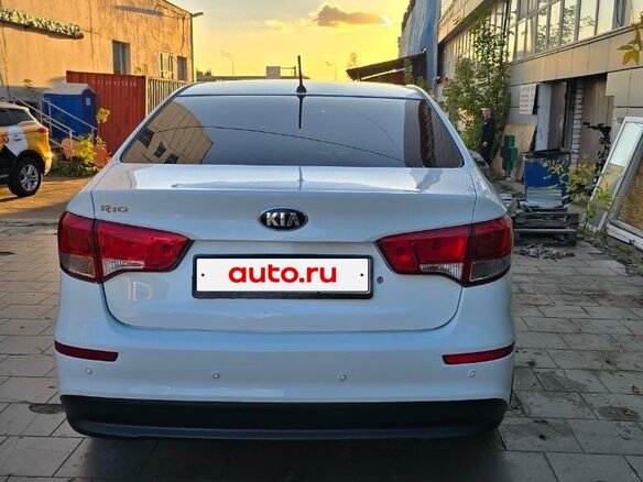 2015 Kia Rio III Рестайлинг, белый, 1100000 рублей - вид 4
