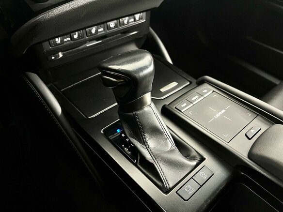 2022 Lexus ES 250 VII Рестайлинг, белый, 4600000 рублей - вид 11