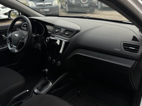 2015 Kia Rio III Рестайлинг, белый, 1080000 рублей - вид 9