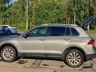 2017 Volkswagen Tiguan II, серебристый, 2300000 рублей, вид 4