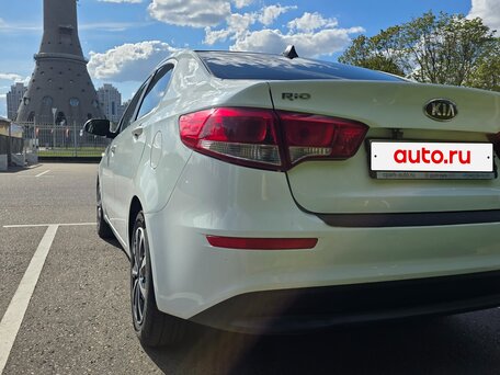 2017 Kia Rio III Рестайлинг, белый, 765000 рублей, вид 4