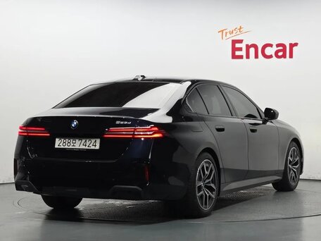 2026 BMW 5 серии 523d xDrive VIII (G60/G61/G68), синий, 8090000 рублей, вид 3