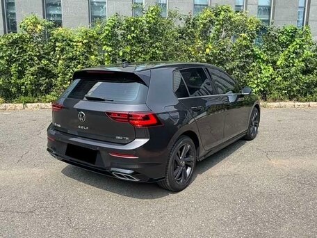 2023 Volkswagen Golf VIII, чёрный, 1970000 рублей, вид 4