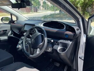 2020 Toyota Sienta II Рестайлинг, серебристый, 1290000 рублей, вид 3