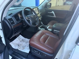2016 Toyota Land Cruiser 200 Series Рестайлинг 2, белый, 7450000 рублей, вид 4