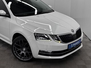 2017 Skoda Octavia III (A7) Рестайлинг, белый, 1480000 рублей, вид 3
