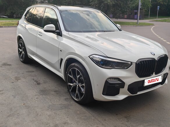 2020 BMW X5 M50i IV (G05/G18), белый, 7100000 рублей - вид 2