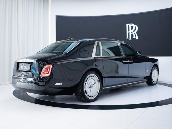 2023 Rolls-Royce Phantom Extended VIII Рестайлинг (Series II), чёрный, 48000000 рублей - вид 4
