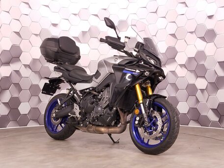 2022 Yamaha MT-09 Tracer (FJ-09), серебристый, 1377000 рублей, вид 1