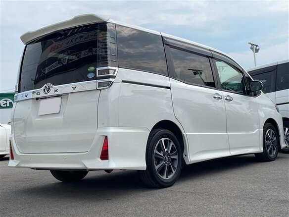 2021 Toyota Voxy III (R80) Рестайлинг, белый, 1790000 рублей - вид 5