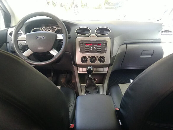 2010 Ford Focus II Рестайлинг, серебристый, 400000 рублей - вид 7
