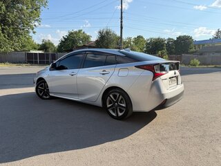 2019 Toyota Prius IV Рестайлинг (XW50), серебристый, 2005000 рублей, вид 3