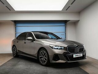 2025 BMW 5 серии 520i VIII (G60/G61/G68), бежевый, 6840000 рублей, вид 3