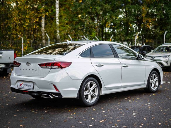 2018 Hyundai Sonata VII (LF) Рестайлинг, белый - вид 1