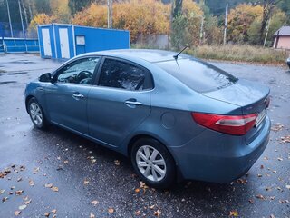 2013 Kia Rio 5-speed III, голубой, 850000 рублей, вид 4