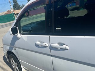 2000 Nissan Serena II (C24), белый, 525000 рублей, вид 2