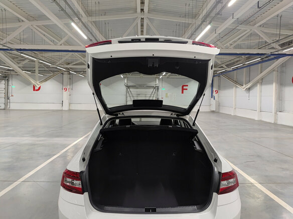 2022 Skoda Octavia III (A7) Рестайлинг, белый, 1770000 рублей - вид 9