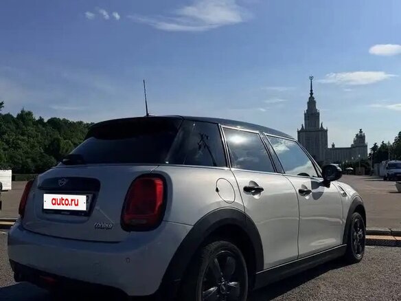 2019 Mini Hatch Cooper III (F55/F56) Рестайлинг, серебристый, 1850000 рублей - вид 2