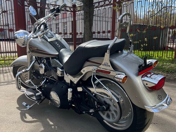 2007 Harley-Davidson Fat Boy, серебристый, 775000 рублей - вид 2