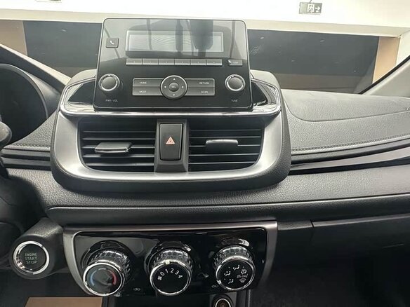 2022 Toyota Yaris L X XP150 Рестайлинг, белый, 1420000 рублей - вид 9