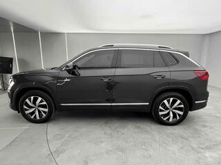 2022 Volkswagen Tayron I, чёрный, 1730005 рублей, вид 4
