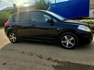 2011 Nissan Tiida I Рестайлинг, чёрный, 675000 рублей, вид 1
