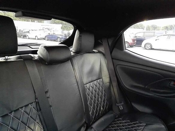 2022 Toyota Yaris IV, чёрный, 860020 рублей - вид 7