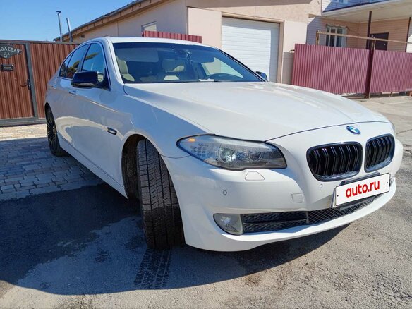 2010 BMW 5 серии 523i VI (F10/F11/F07), белый, 1500000 рублей - вид 2