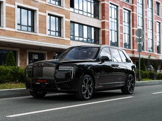 2026 Rolls-Royce Cullinan Black Badge I Рестайлинг (Series II), чёрный, 66500000 рублей, вид 1