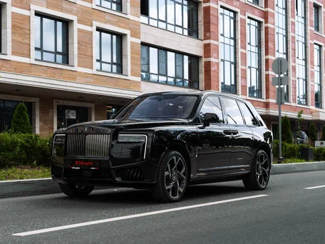 2026 Rolls-Royce Cullinan Black Badge I Рестайлинг (Series II), чёрный, 66500000 рублей, вид 1