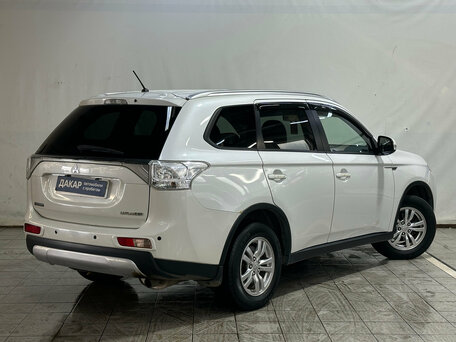 2014 Mitsubishi Outlander III Рестайлинг, белый, 1200000 рублей, вид 3