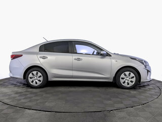 2021 Kia Rio IV Рестайлинг, серебристый, 1690000 рублей, вид 4
